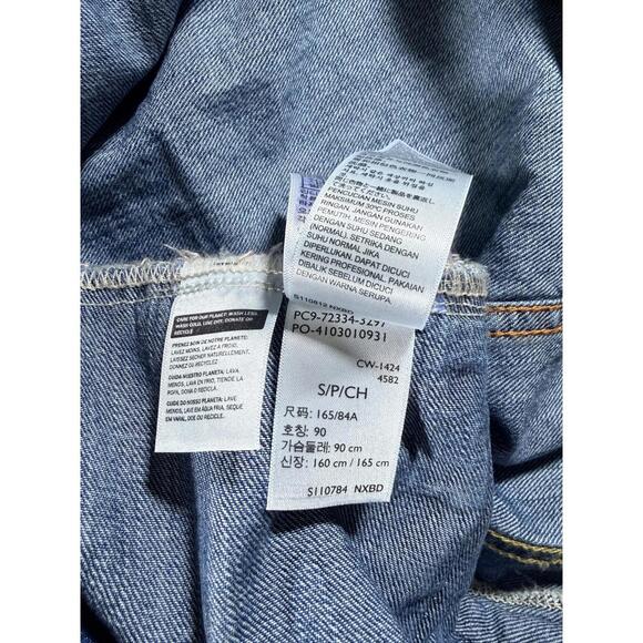 NWT Levi's Relaxed Fit Trucker Jacket Dark Wash Size Small - Picture 9 of 9